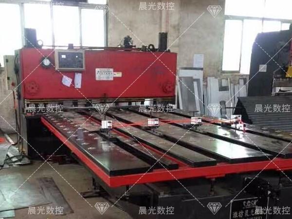 數(shù)控剪板前送料機(jī)有哪些優(yōu)勢？